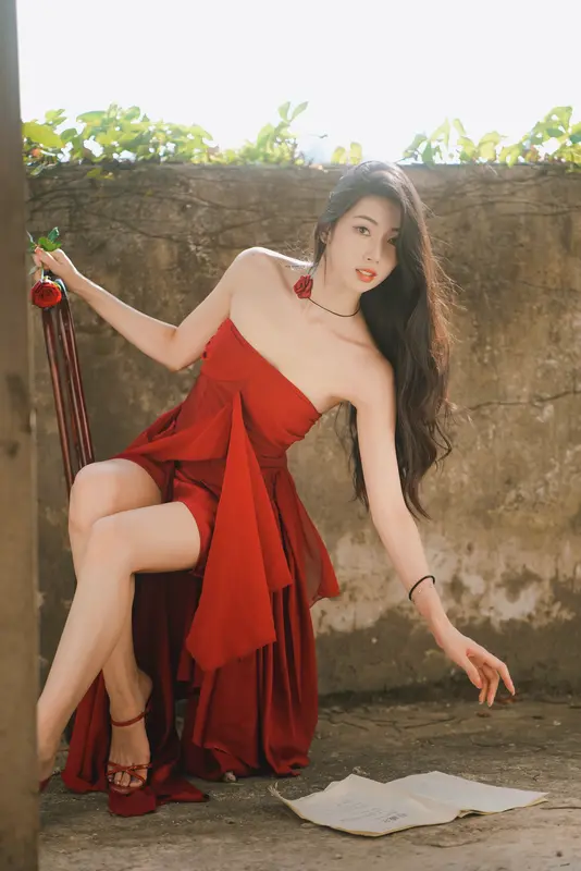 [YITUYU艺图语]2025.01.15 魅力火玫瑰，少女璀璨之光 Liya - 艺图语